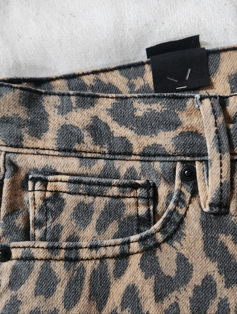 Good American Leopard Print Kick Flare Jeans High Rise NWT Size 8 - Picture 2 of 10
